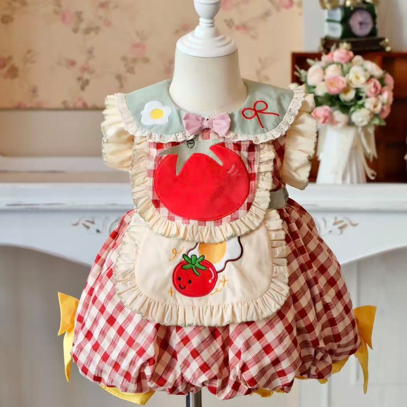 Embroidery Egg - ชุดเดรสสไตล์คอทเทจคอร์สำหรับเด็ก ลายสก็อตสีแดง ปักลายมะเขือเทศ ไข่ดาว พร้อมผ้ากันเปื้อน แขนพอง