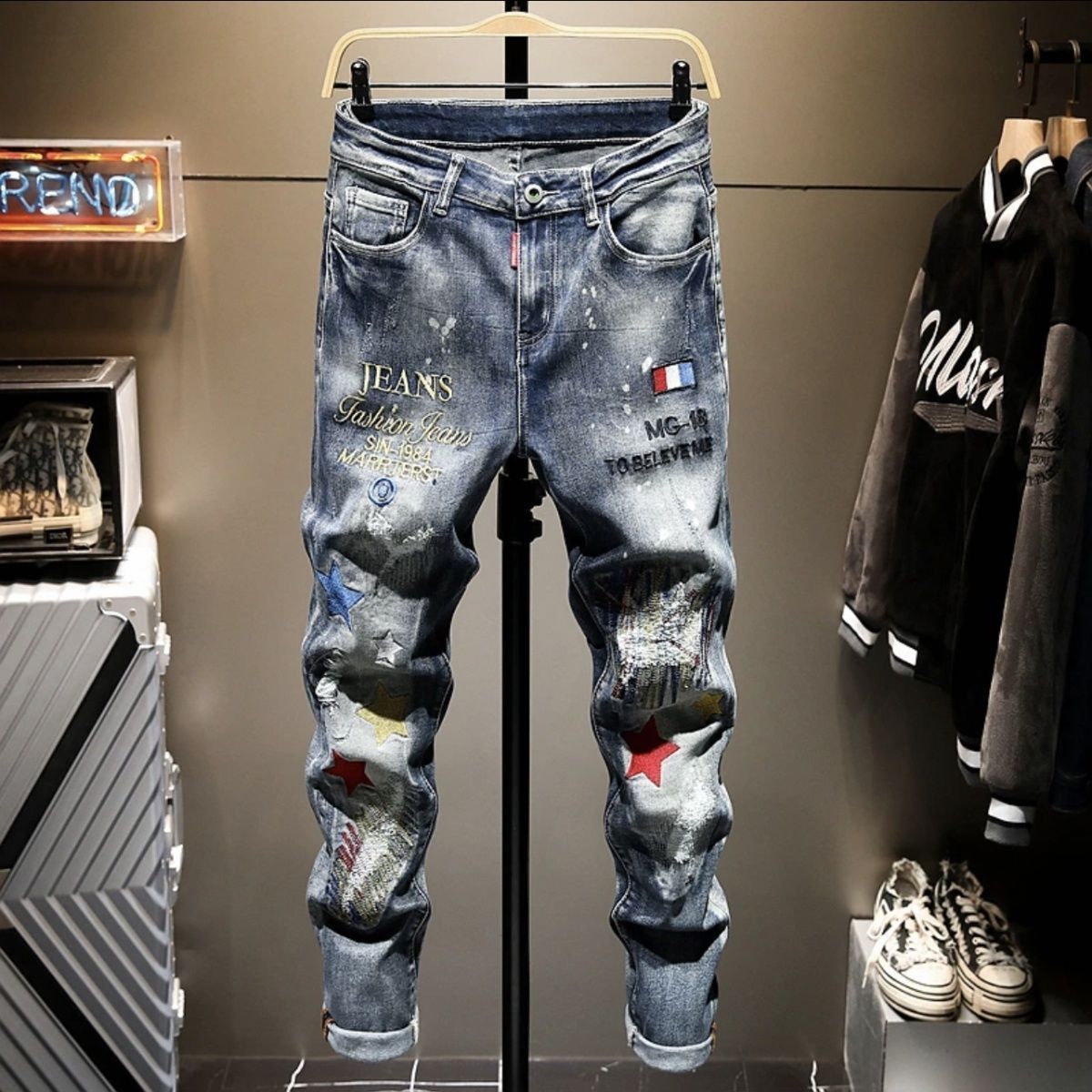 Embroidery On Jeans - กางเกงยีนส์ปักลายขาดสไตล์อเมริกันระดับไฮเอนด์สำหรับผู้ชาย รุ่นใหม่ปี 2025 ทรงสลิมฟิต ขาเล็ก ยืดหยุ่น
